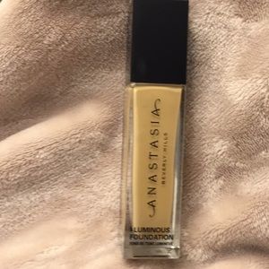 Anastasia Beverly Hills Luminous Foundation
